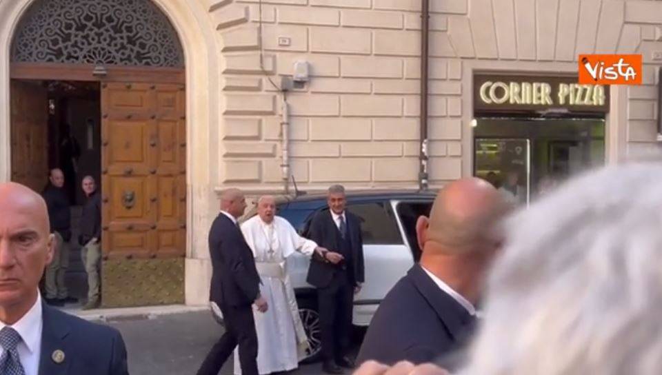 Papa Francesco visita Emma Bonino, tornata a casa dall'ospedale | Video