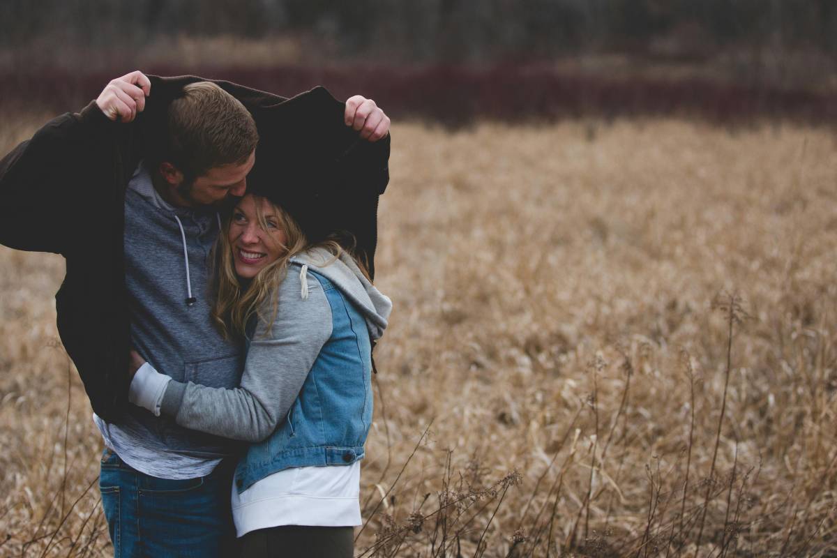 Ecco come si può guarire con un abbraccio: la teoria della Hug Therapy spiegata dall'esperto