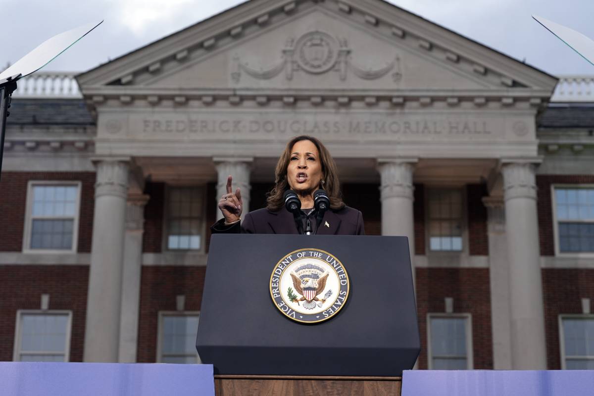 Kamala, flop e polemiche. Lo staff: "Colpa di Biden"