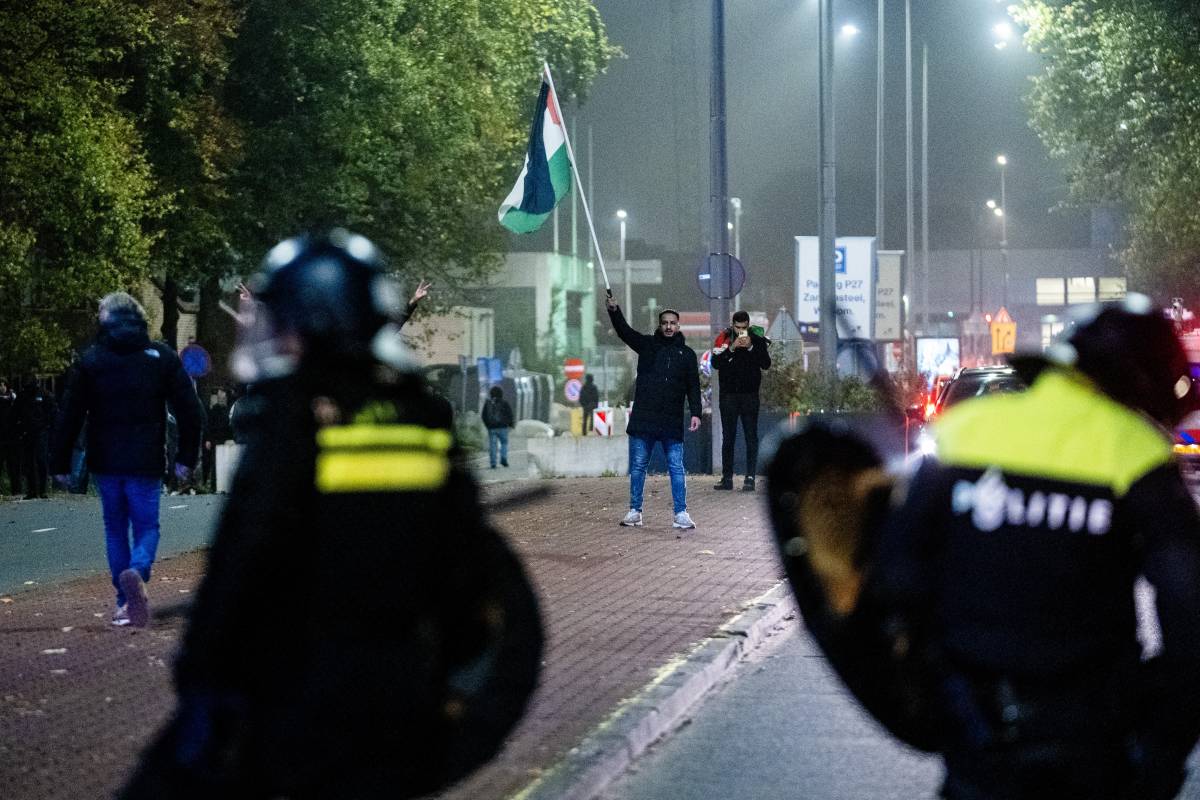 L'assalto dei pro Pal agli israeliani ad Amsterdam