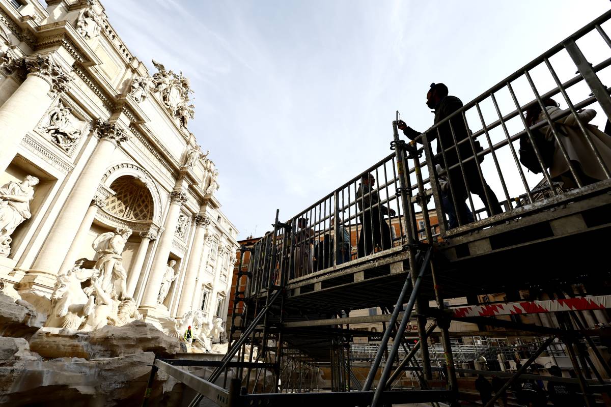 Grande bruttezza alla Fontana di Trevi (e c'è anche una piscinetta per le monetine)