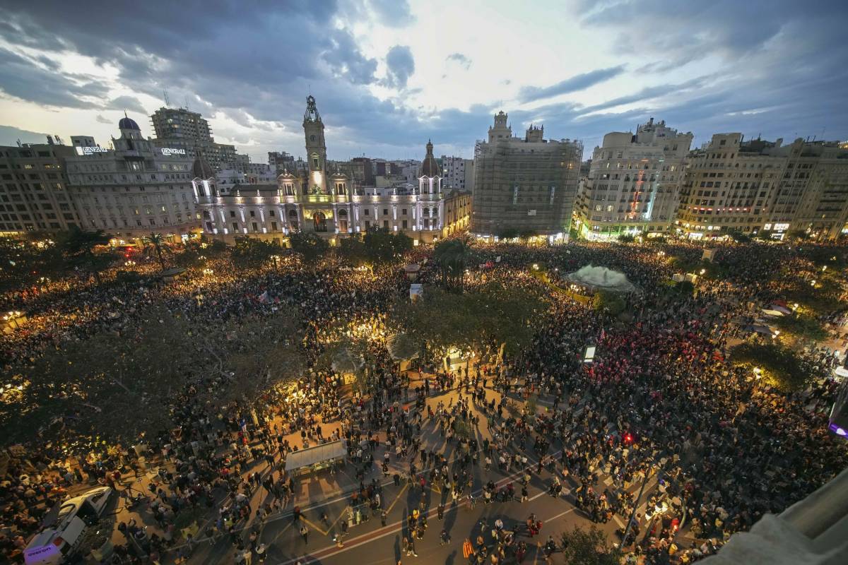 La rabbia di Valencia. Migliaia in piazza: "Mazòn dimettiti"