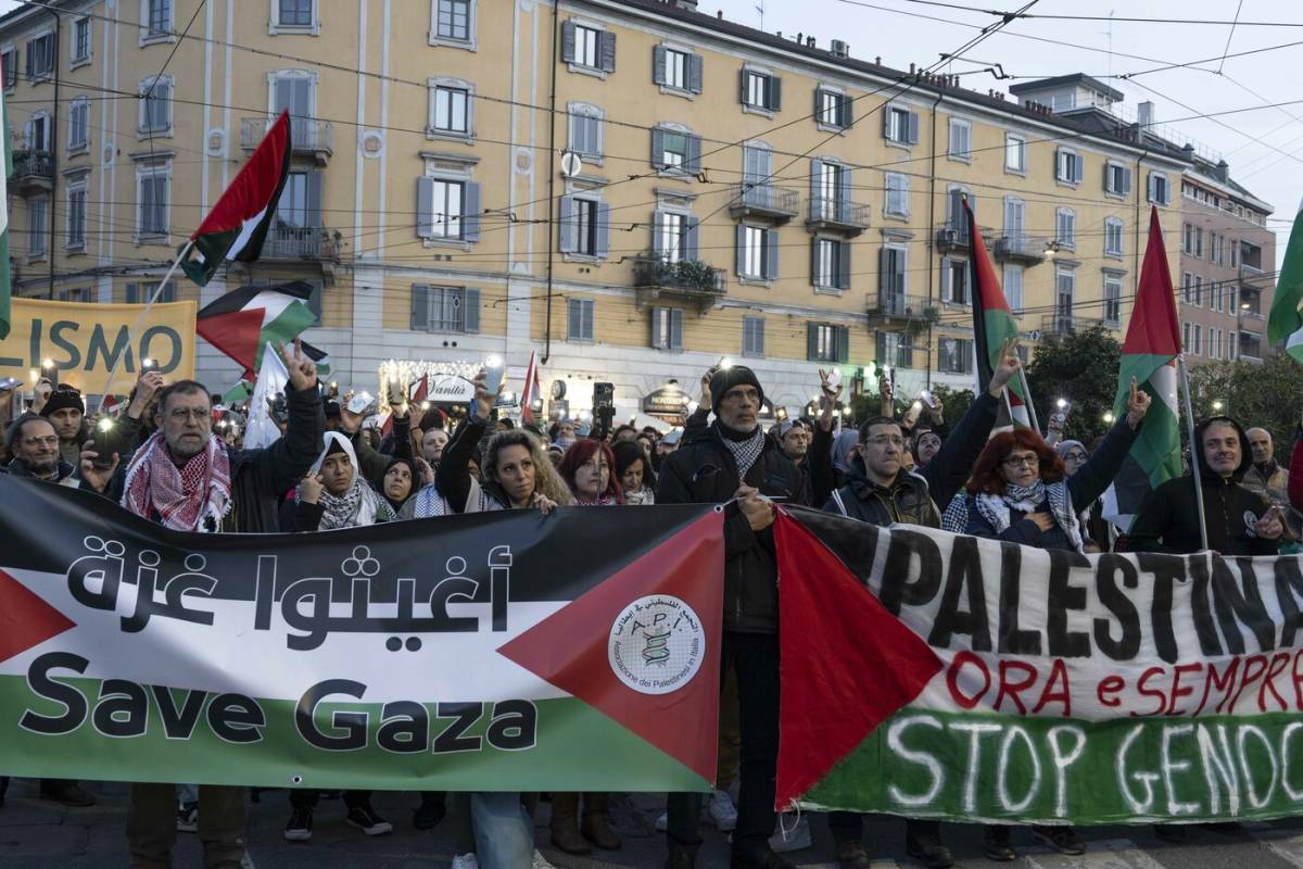 Minacce in piazza a Milano. "Qui come ad Amsterdam"