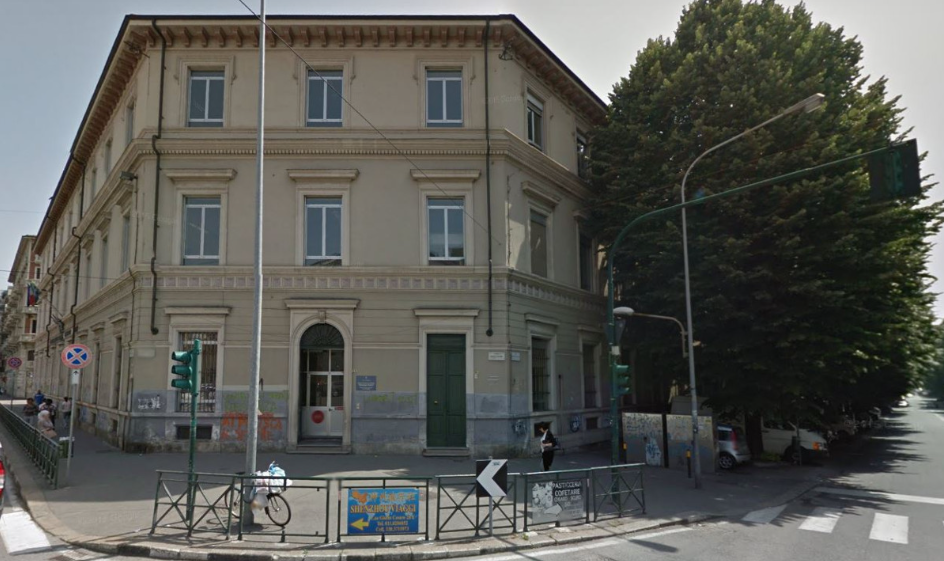 La scuola multiculturale di Torino e lo sfregio dei crocifissi fatti a pezzi