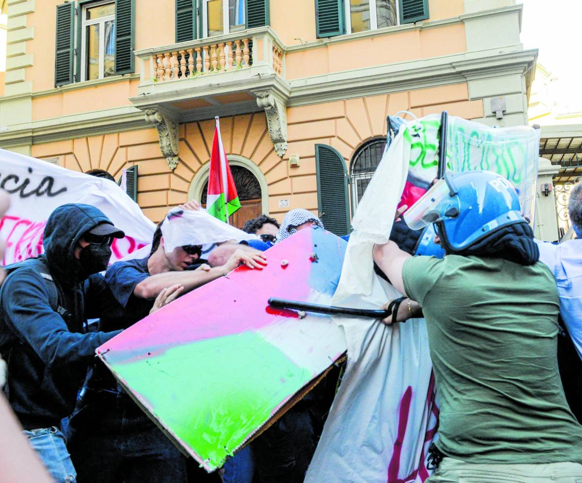 Allarme "rivolta sociale". Gli amici di Hamas in piazza con la Cgil