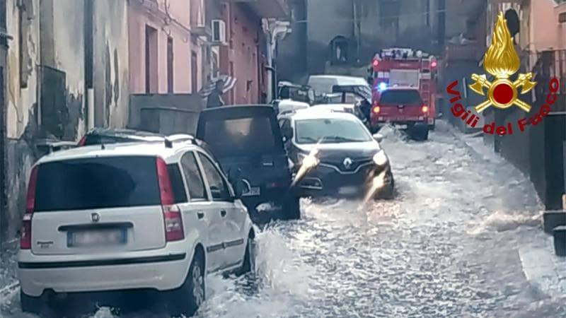 Maltempo nel Catanese: strade diventano fiumi, auto trascinate in mare