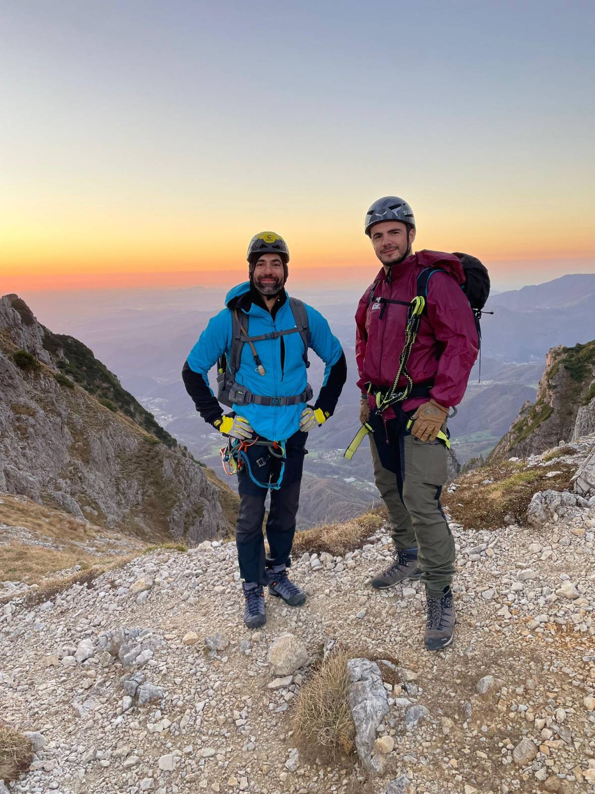 A destra il sindaco di San Pietro Mussolino Gabriele Tasso insieme a Luca Fois, ex soldato delle forze speciali, durante la ferrata dedicata ai Veterani