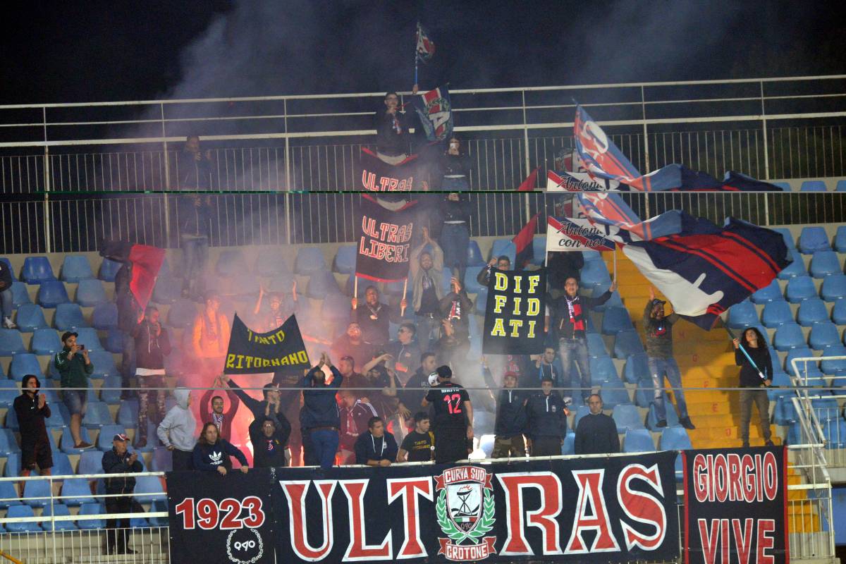 Sei mesi di indagini per gli ultras del Crotone: la lentezza della questura