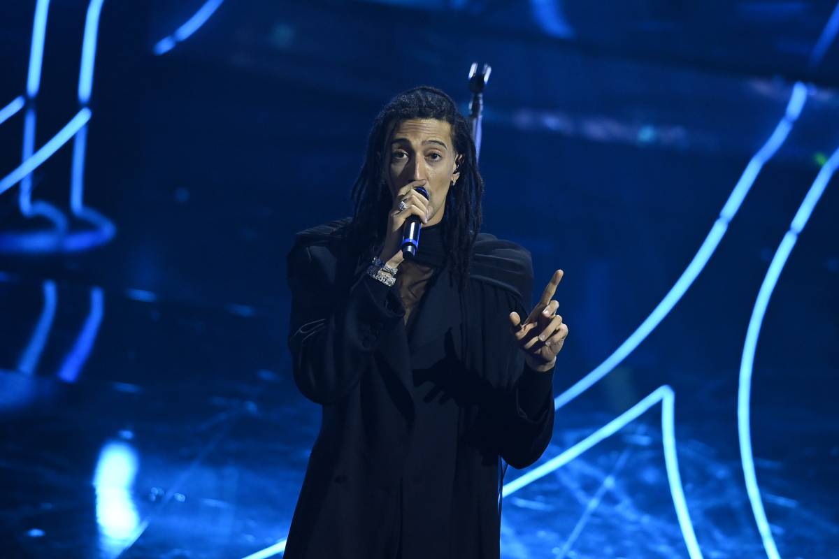 Il cantante Ghali sul palco del festival di Sanremo