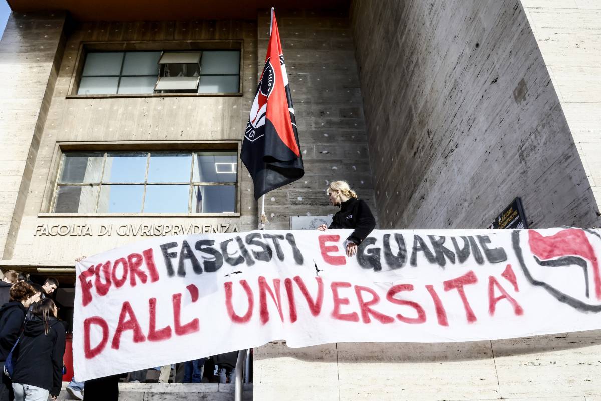 Sapienza, antagonisti a "caccia" di studenti di destra. Scontri con la poliza