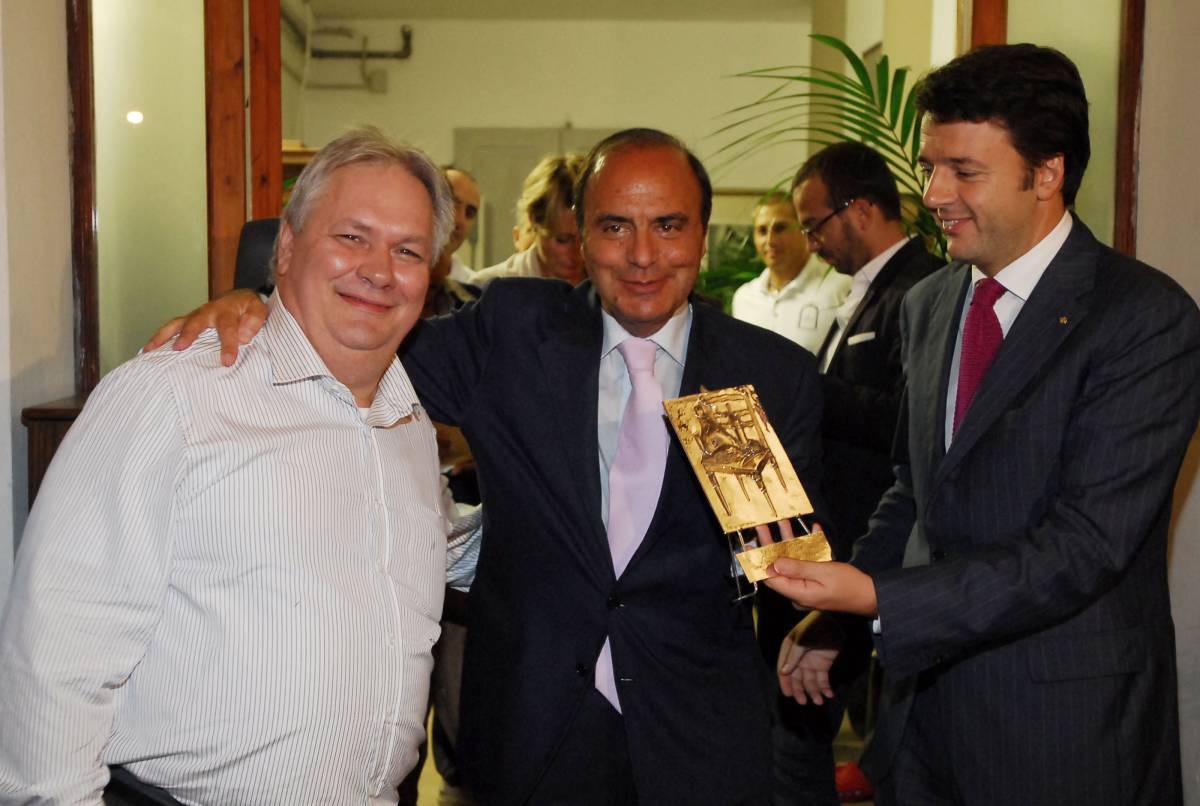 A sinistra Torello Latini, in una foto di qualche tempo fa, durante il premio da lui creato "Amici dei Latini". A premiare Bruno Vespa un giovane Matteo Renzi all'epoca sindaco di Firenze