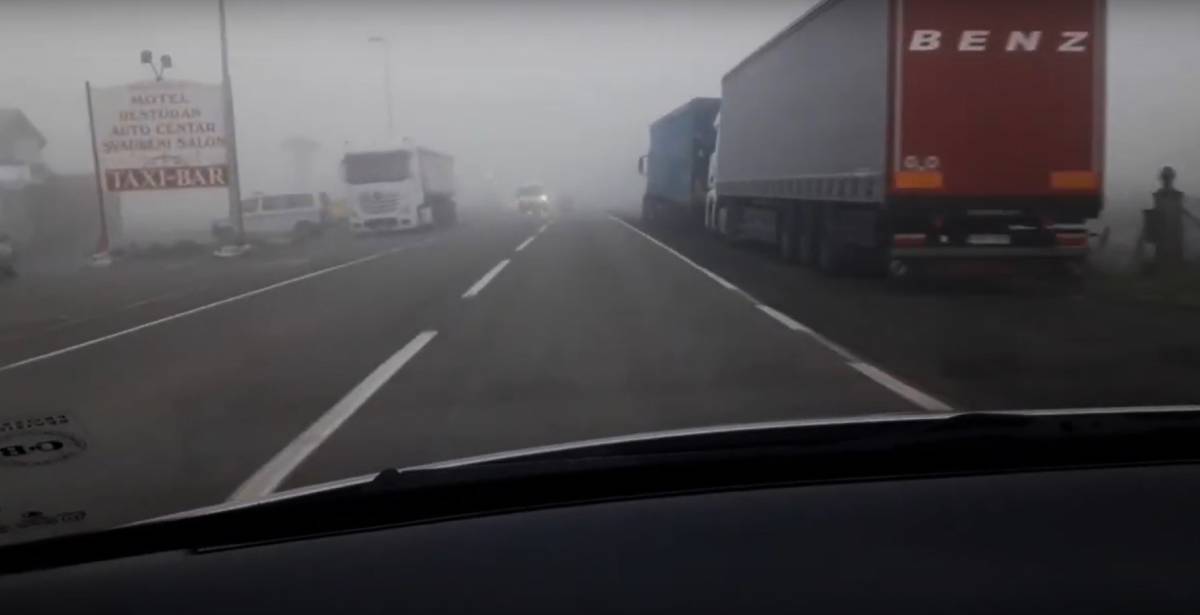 Luci, velocità e distanze, come guidare in sicurezza con la nebbia