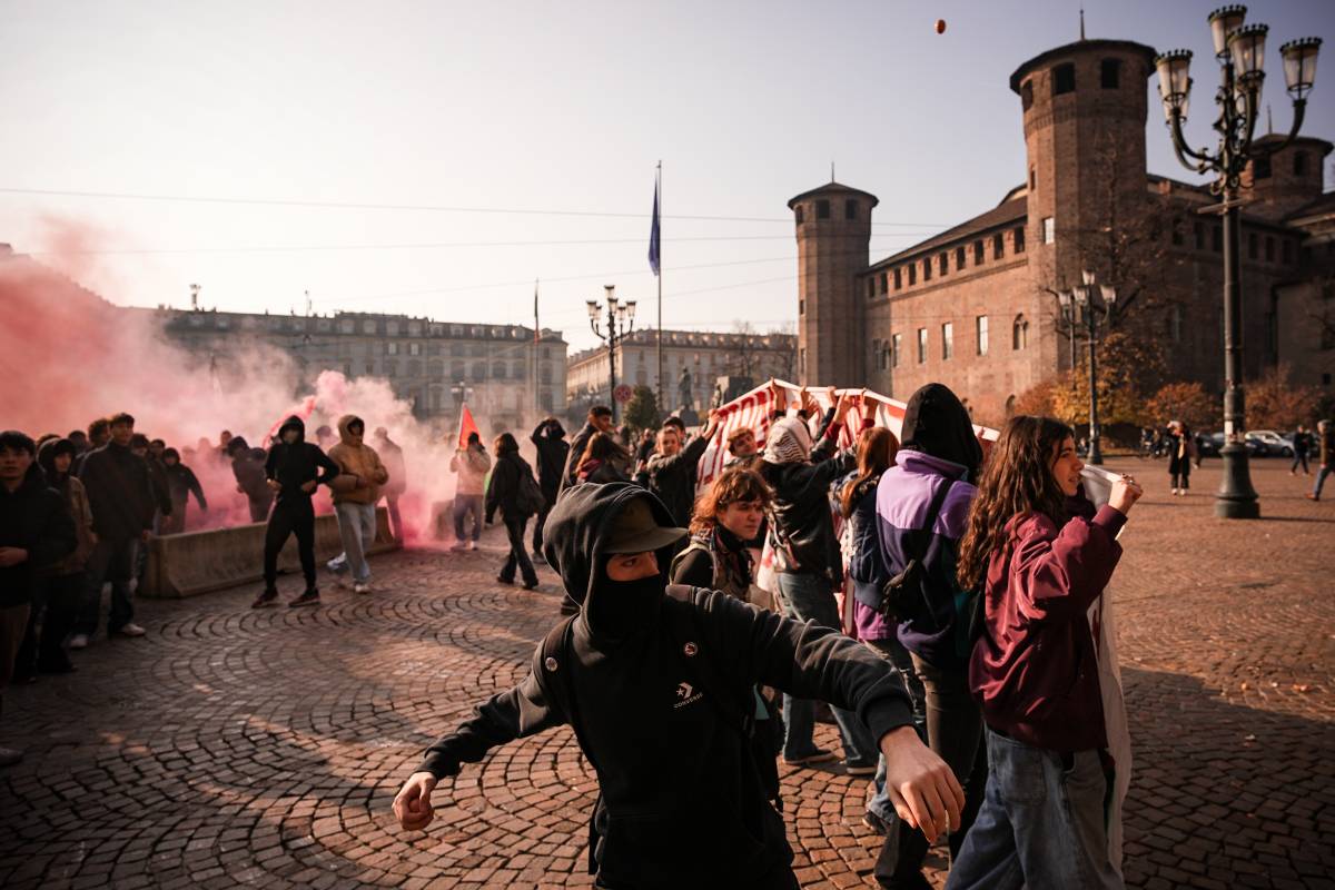 Torino, scontri fra antagonisti e polizia. In fiamme le foto di Meloni e Salvini