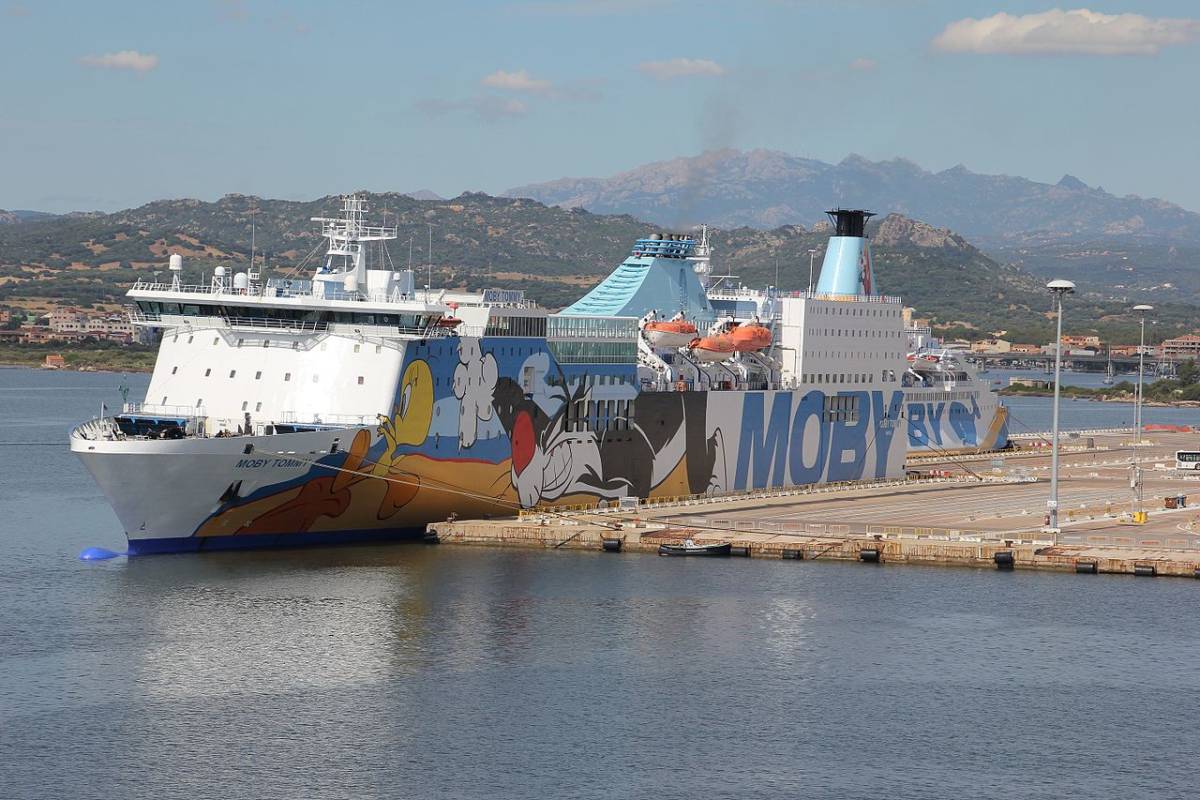 Paura sul traghetto Moby Tommy, uomo cade in mare. Ricerche in corso