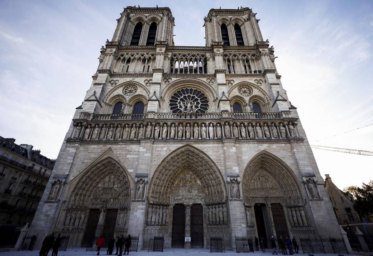 Notre-Dame, Parigi al centro del mondo. Ma il trionfo di Macron diventa imbarazzo