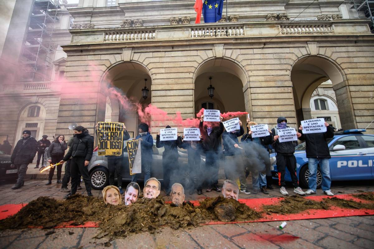 Centri sociali davanti alla Scala di Milano col letame