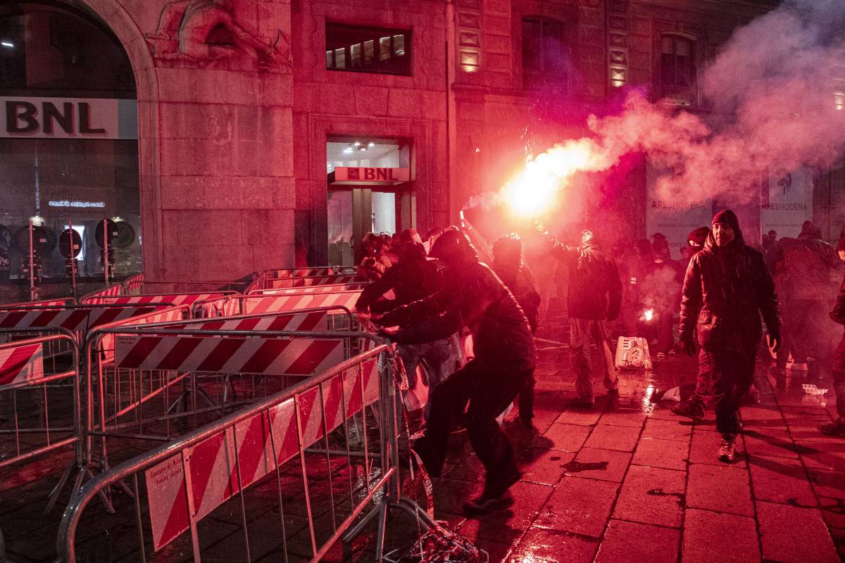 Petardi contro la polizia e letame in piazza. Tensione alla prima della Scala