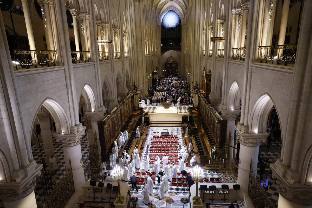 Suonano le campane, riapre Notre Dame. Macron: "Il mondo ci guarda"