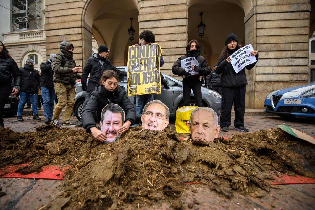 Le assurde proteste fuori dal teatro nel giorno dell'opera contro la guerra