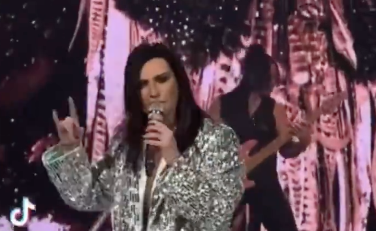 Laura Pausini non le "canta" solo al pubblico: l'attacco all'ex sul palco di Milano