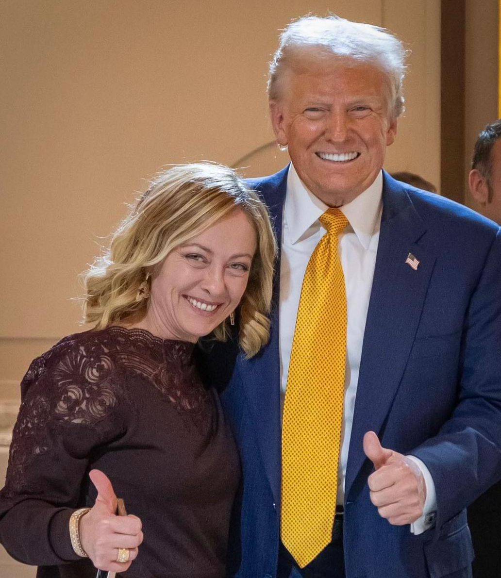 Foto social pubblicata da Giorgia Meloni, con Donald Trump, all'Eliseo