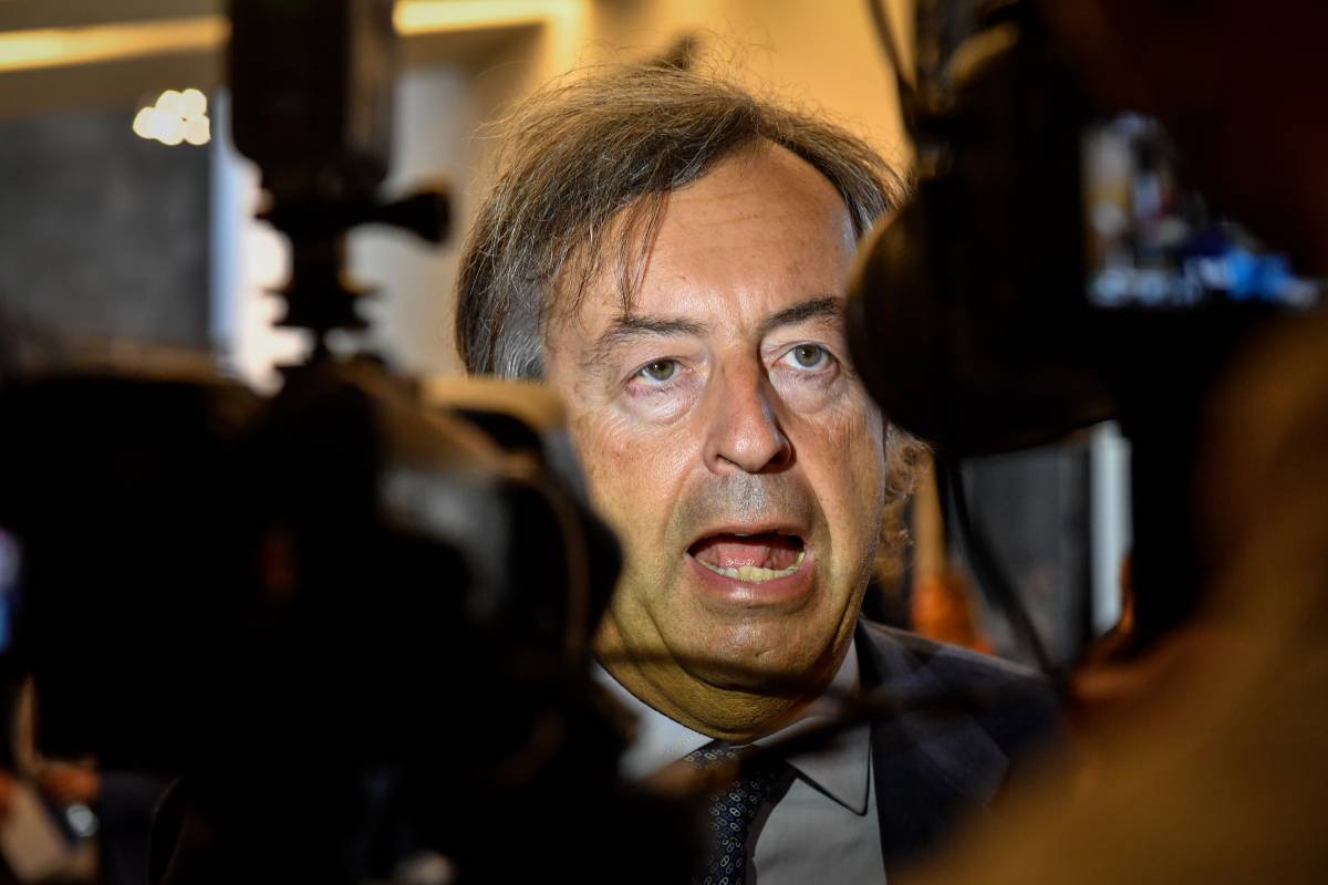 Burioni torna all’attacco sullo stop multe ai No Vax. E scoppia la rissa politica