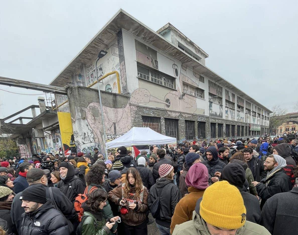 Assembramento di antagonisti contro lo sfratto del Leoncavallo occupatp