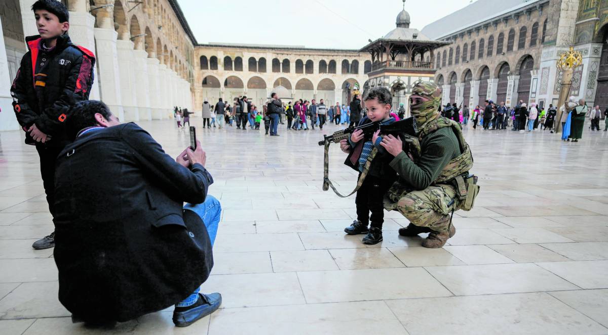 Ecco la jihad "moderata". Kalashnikov ai bambini