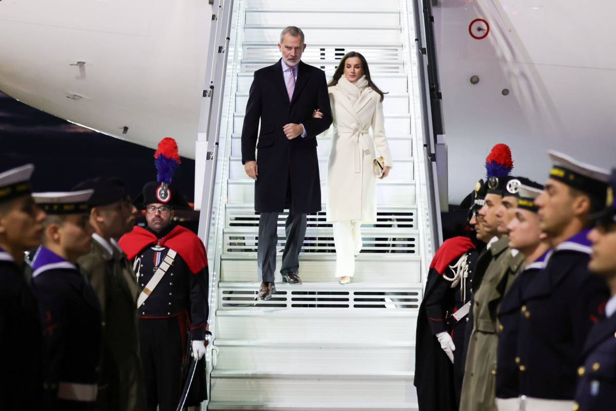 Il re e la regina di Spagna al loro arrivo all'aeroporto di Fiumicino