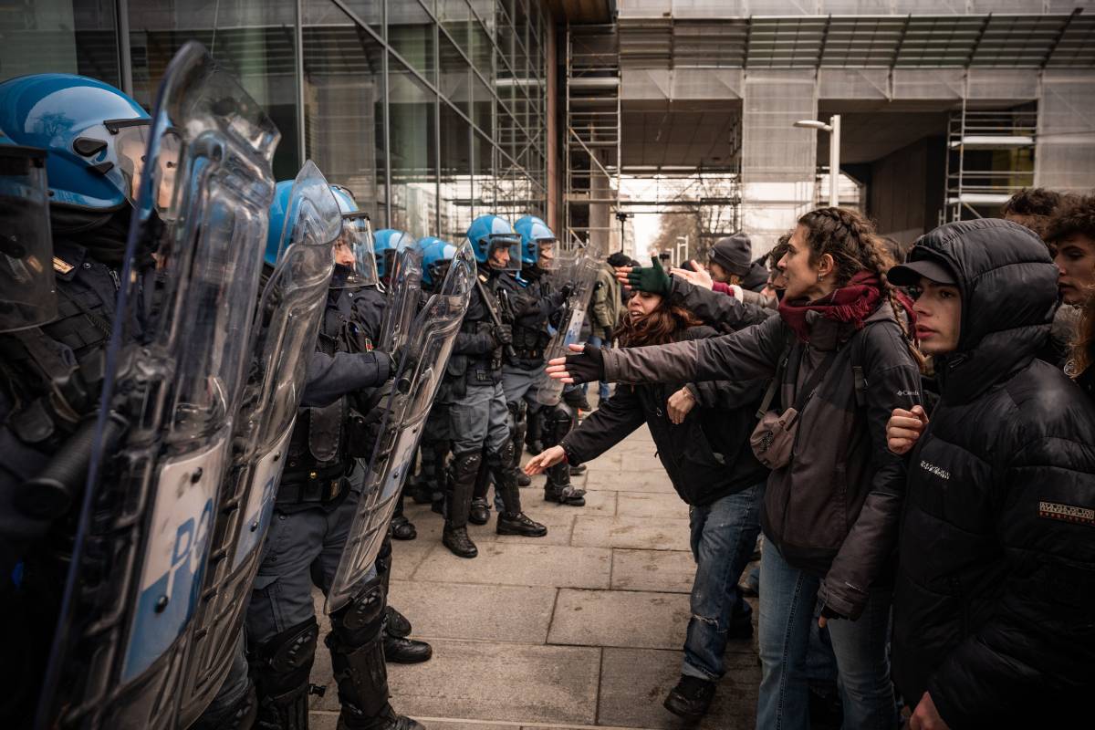 Torino, scontri tra pro Pal e polizia. Blitz alla sede Rai