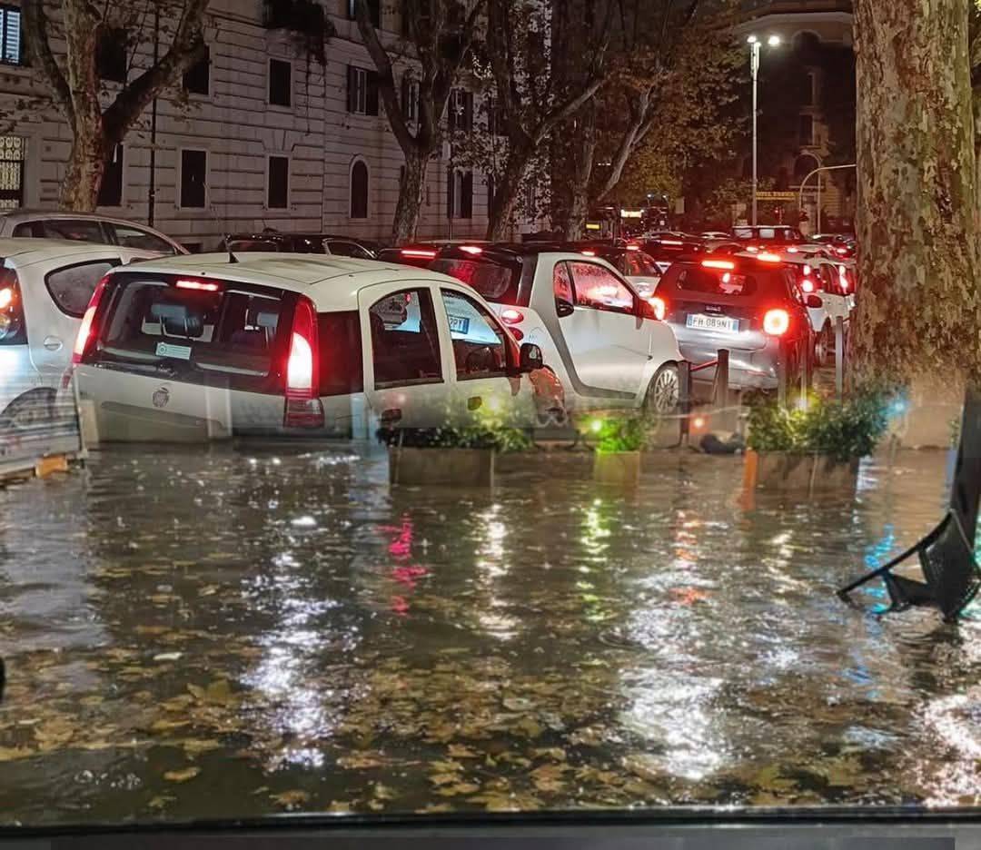 Roma in tilt tra scioperi e bomba d'acqua. L'esasperazione dei cittadini