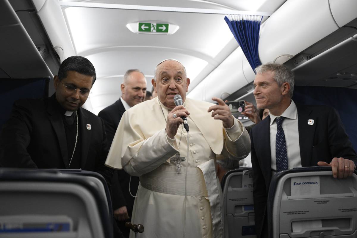 Papa Francesco salta la tradizionale conferenza stampa in aereo. Cosa è successo