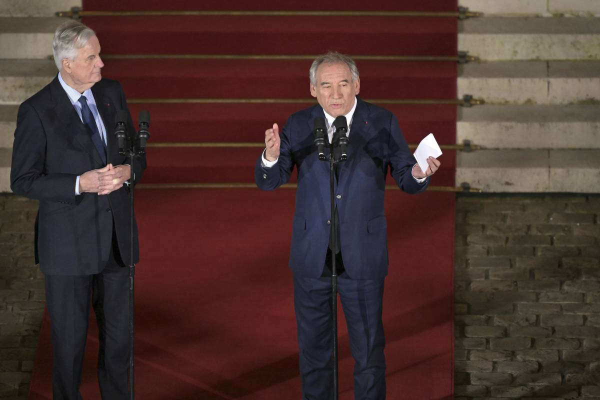 Il neo-premier Bayrou vede Le Pen (e gli altri). Ma intanto non lascia la poltrona di sindaco