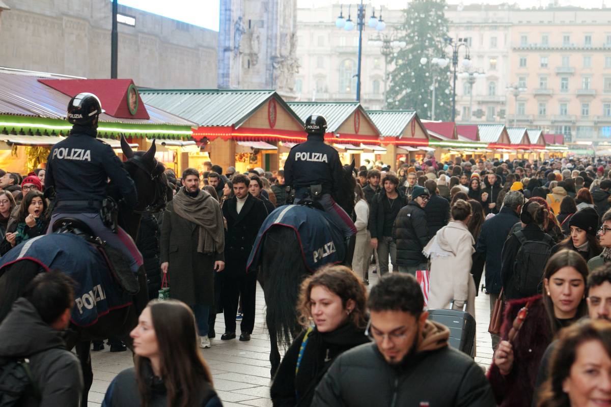 Polizia ai mercatini di Natale di Milano