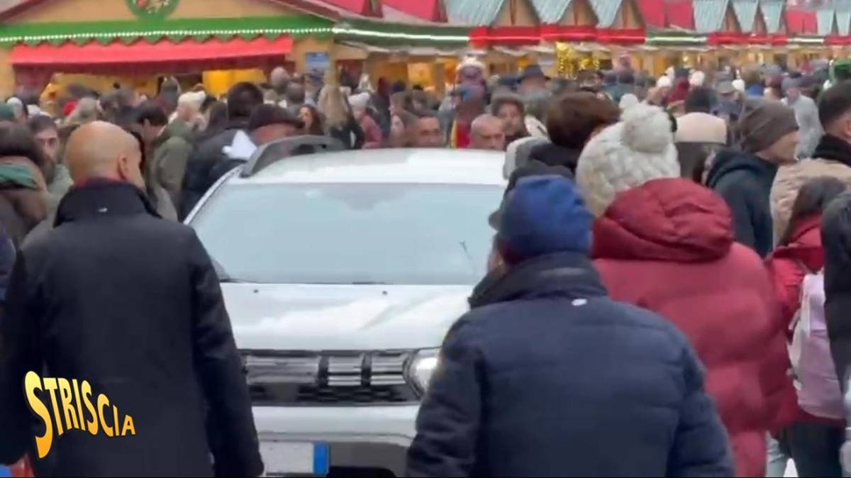 Valerio Staffelli in auto in piazza del Duomo