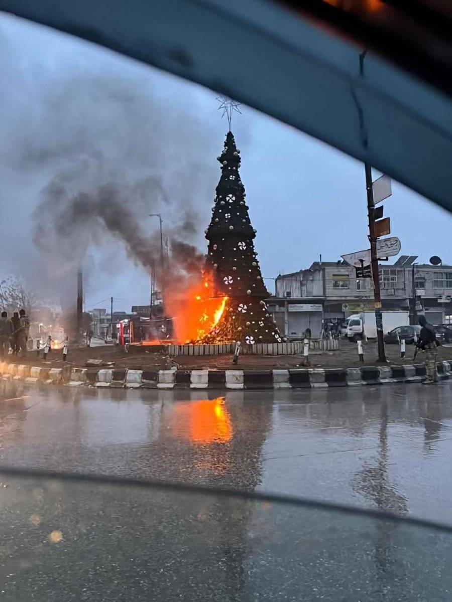 Siria, miliziani bruciano un albero di Natale. Esplodono le proteste dei cristiani a Damasco