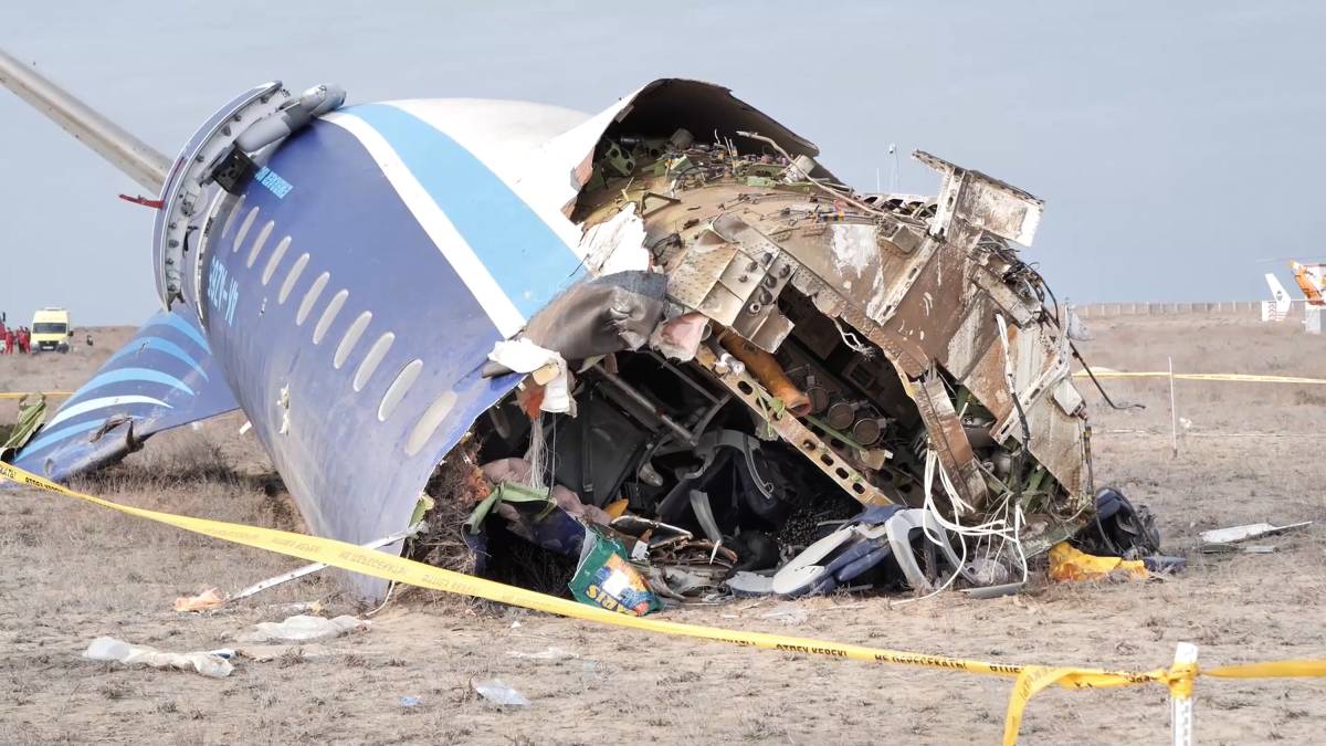 Aereo precipita in Kazakistan, decine di morti. L'ipotesi dalla pista russa