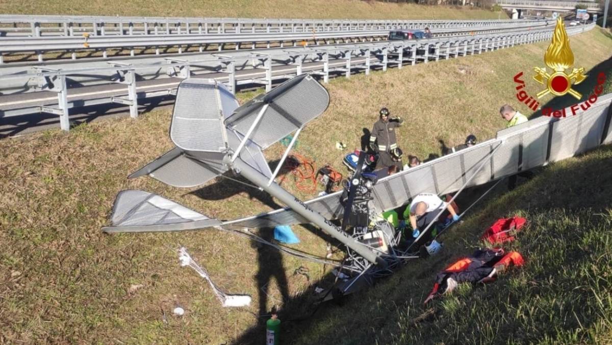 Paura in volo, ultraleggero precipita a pochi metri dalla A31: grave il pilota