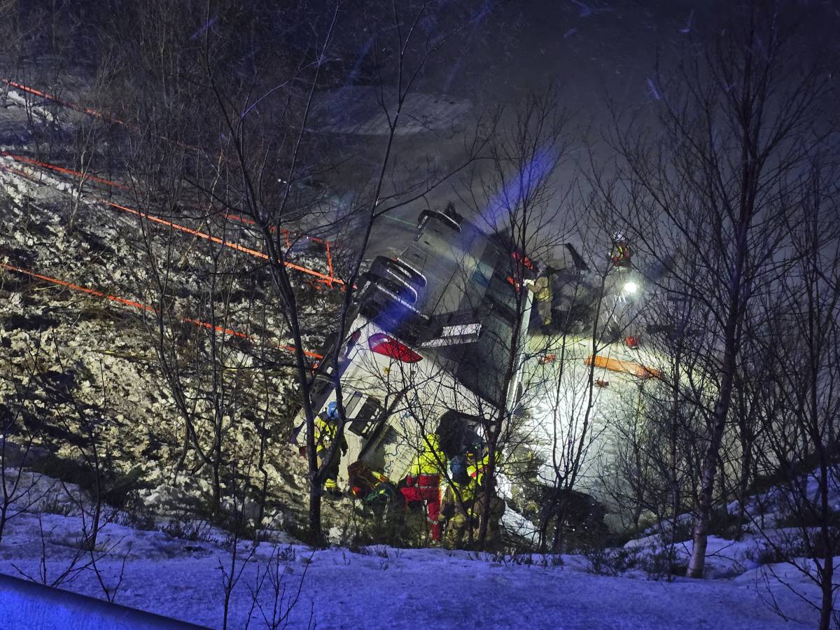 Norvegia, bus in un lago. Tre morti e turisti feriti