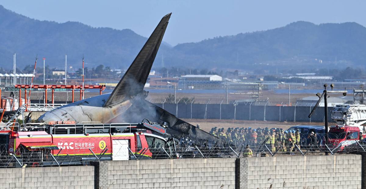 Corea del Sud, aereo con 181 persone a bordo si schianta in atterraggio. Solo due sopravvissuti