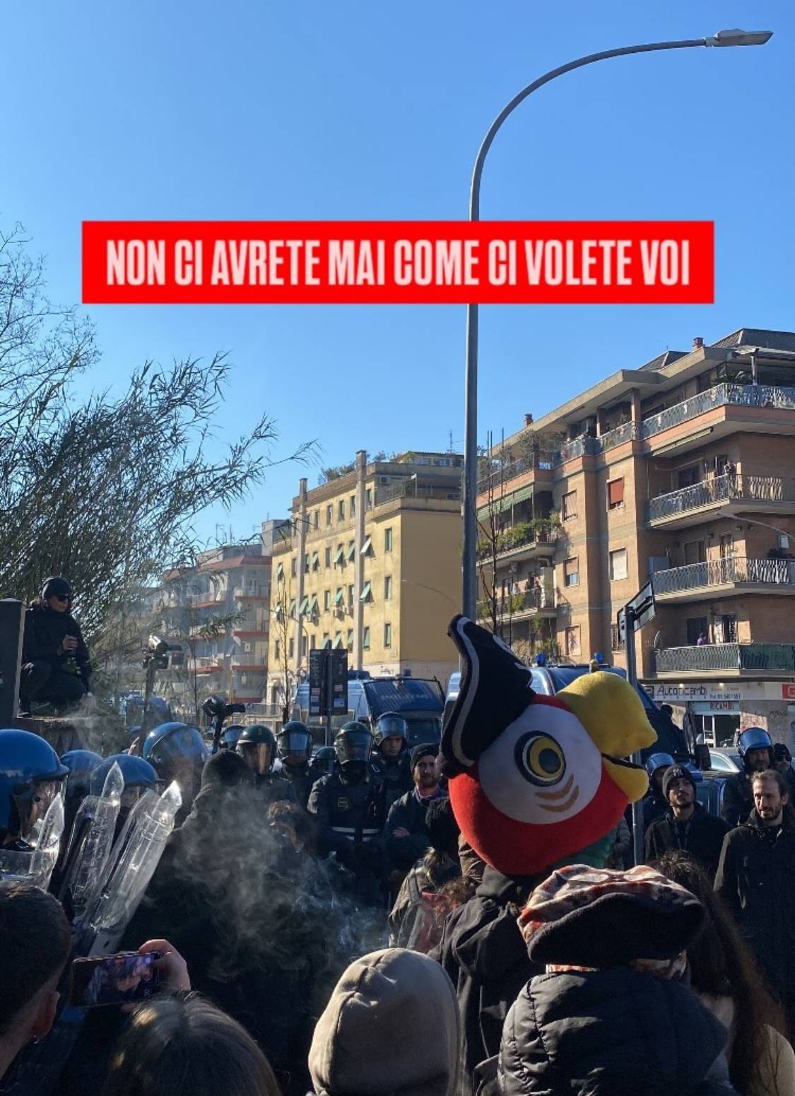 Tensione tra antagonisti e polizia durante lo sgombero di un'occupazione abusiva a Roma