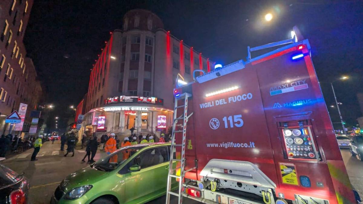 Milano, odore acre nella sala con 500 spettatori: evacuato il cinema Anteo