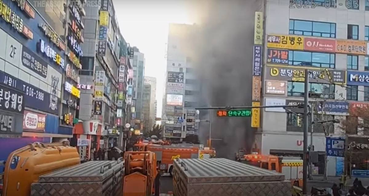 Paura in Corea del Sud, brucia un palazzo a Seongnam: panico in strada