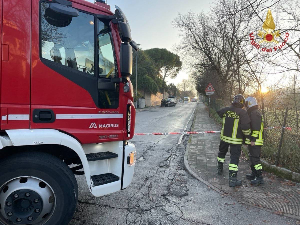 Ancona, incidente tra 3 auto: divelta una cabina del gas. Area messa in sicurezza