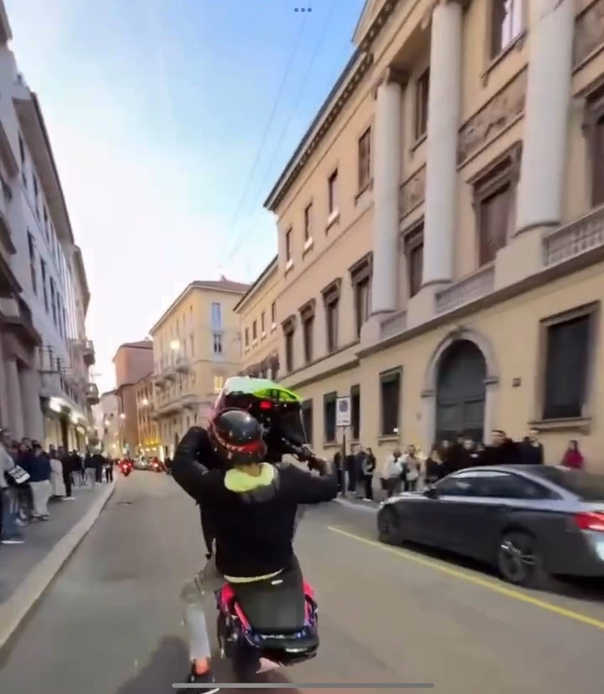 Maranza in impennata in via Montenapoleone