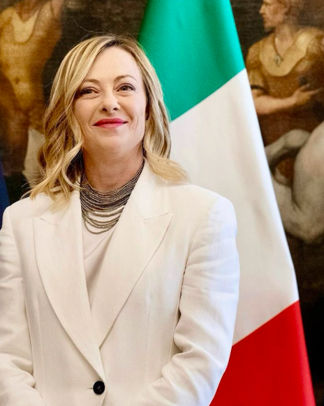 "Simbolo di una Nazione forte". Meloni celebra il Tricolore