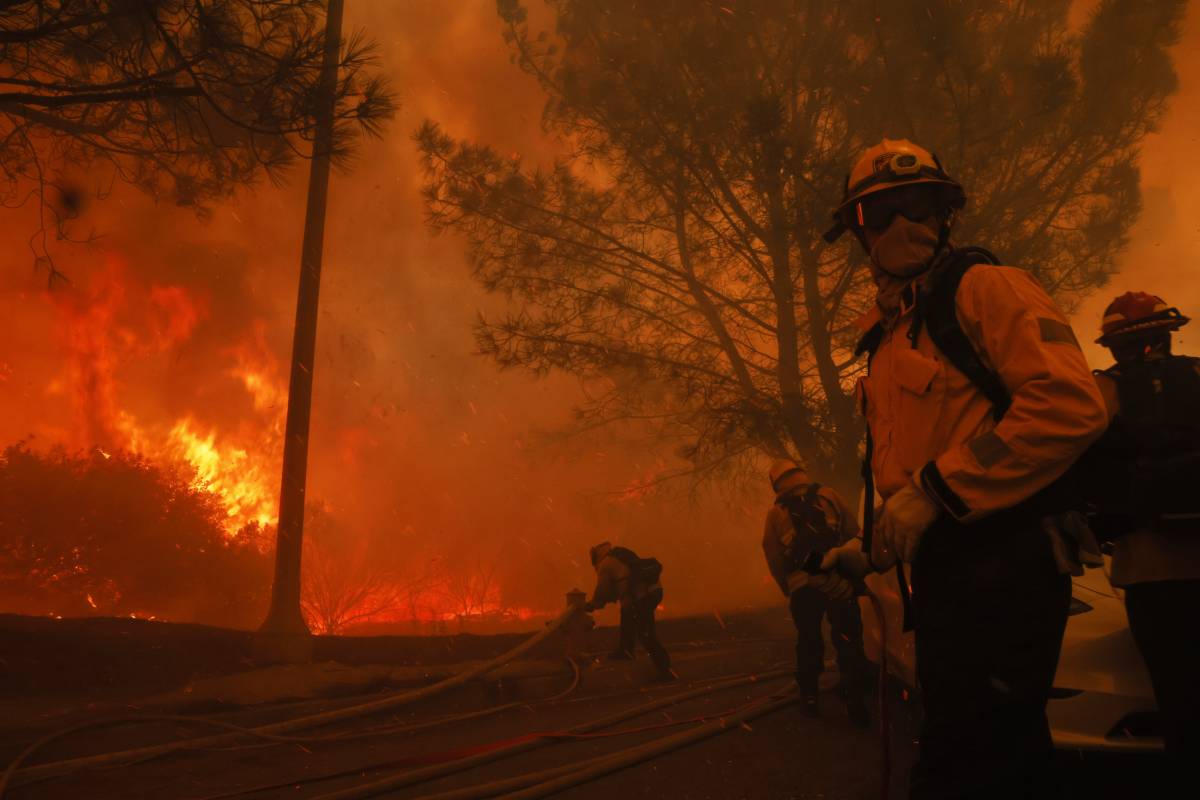 Fiamme, stato di emergenza e 30mila evacuati: emergenza incendi a Los Angeles