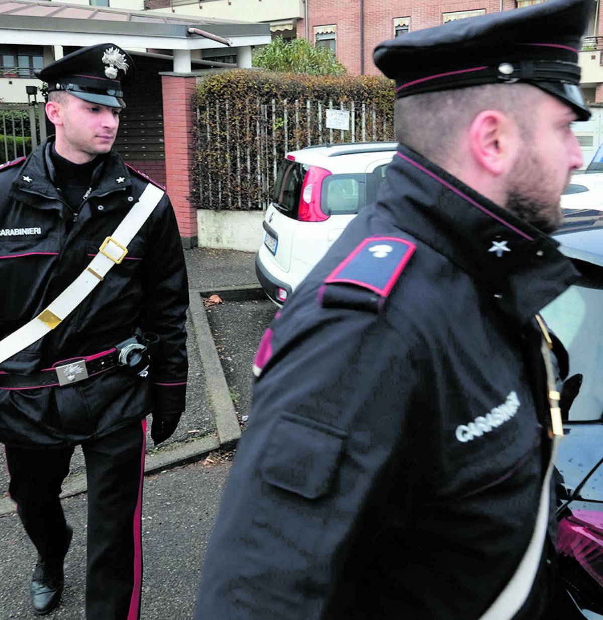 Ruba un grosso crocifisso con cui distrugge alcune auto e inveisce contro i carabinieri. Paura ad Alessandria