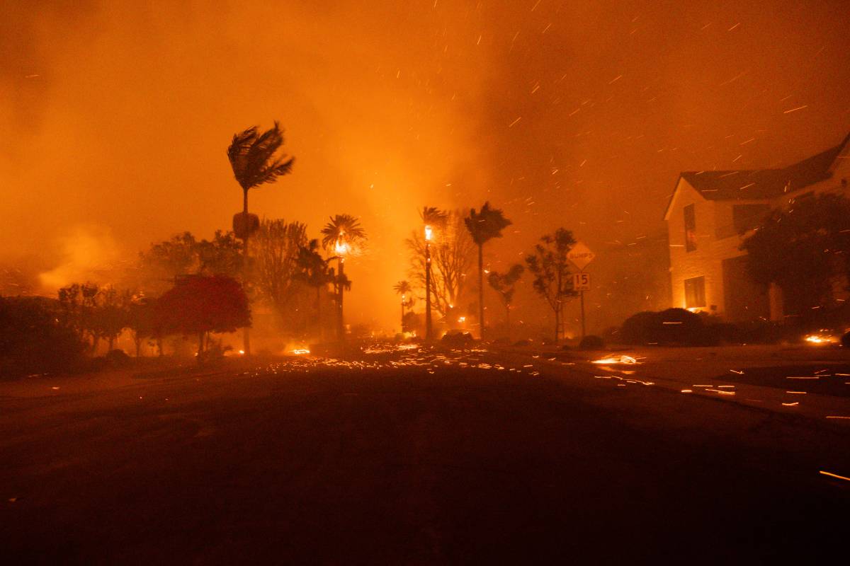 Le fiamme soffocano Los Angeles: 80mila in fuga e pompieri inermi