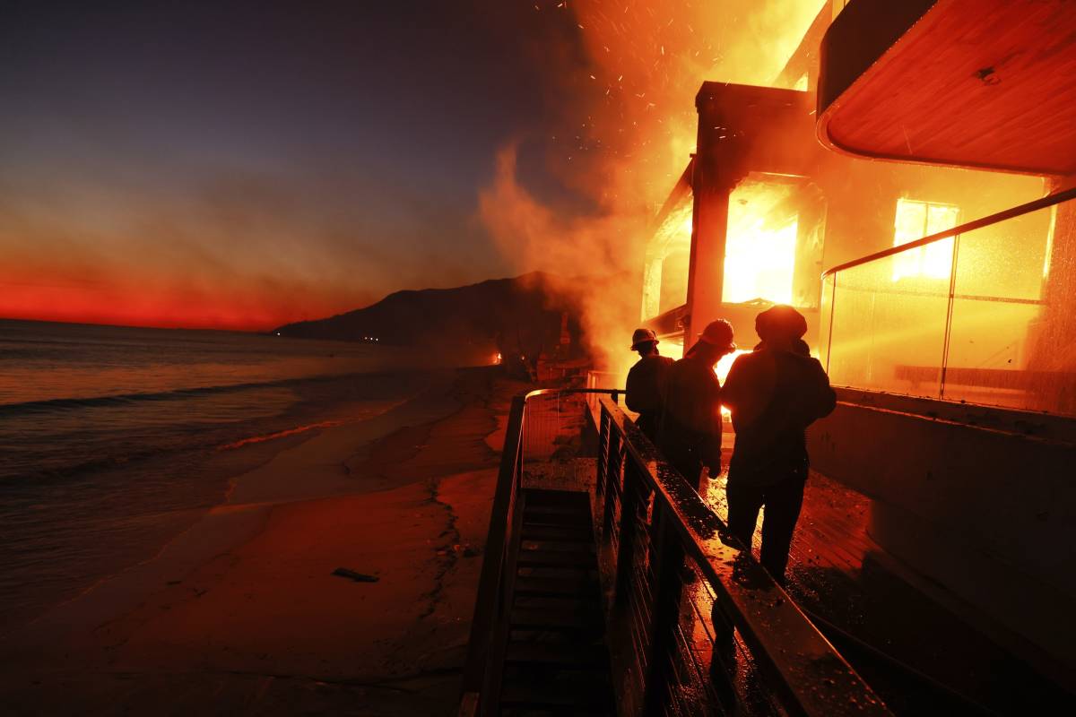 Inferno a Los Angeles, almeno 5 morti: "Gli incendi più devastanti della storia"